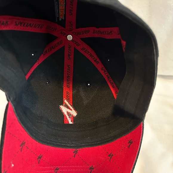 Fitted specialized hat - Picture 3 of 3